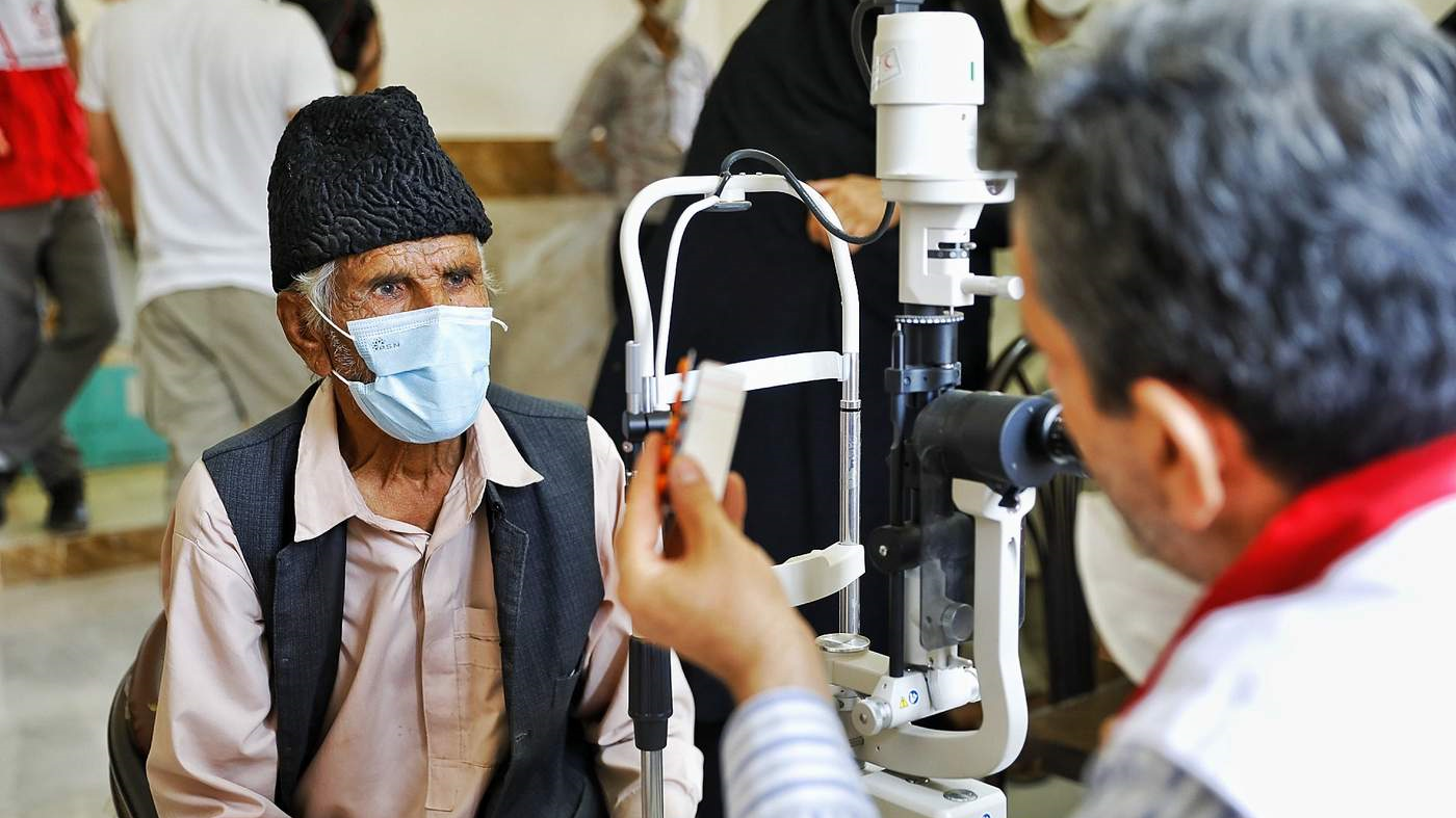 خدمات کاروان سلامت هلال‌احمر کرمانشاه و مرکزی در روستاهای شهرستان زهک، استان سیستان و بلوچستان/ گزارش تصویری